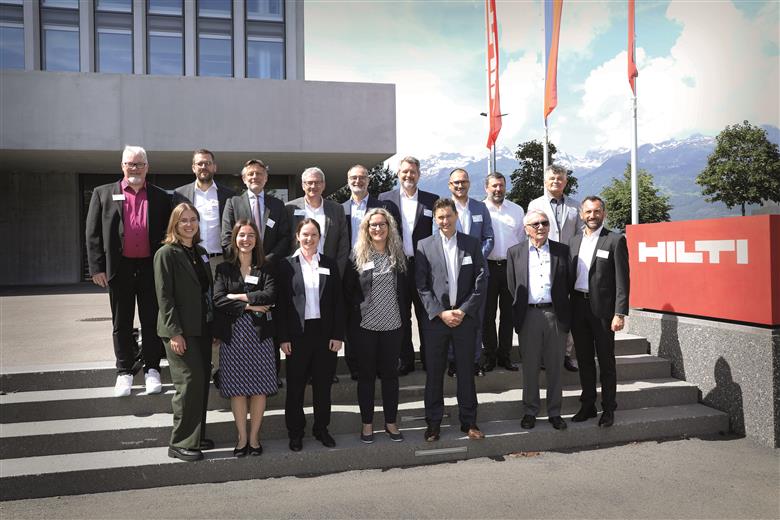Die Gewinner der diesjährigen Hilti-Awards in der Unternehmenszentrale in Liechtenstein, inklusive KRAIBURG TPE in der Kategorie „Spezialprojekte“. (Bild: © 2024 Hilti)