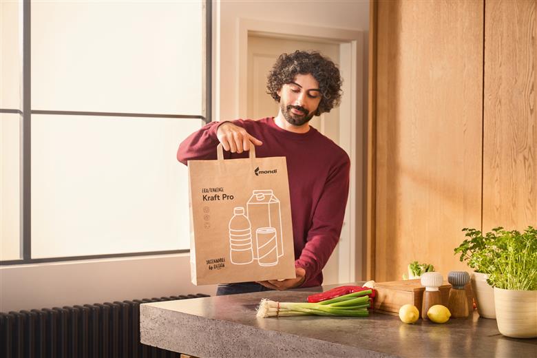 Redefining paper strength: Mondi and Dobis innovate with lighter, paper shopping bags containing recycled fibres. (Photo: Mondi, PR314)