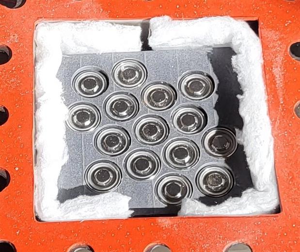 Cylindrical battery cells arranged within a thermal runaway barrier made of SABIC’s flame retardant STAMAX™ resin with a minimum intercellular gap of 1.0 mm, before thermal runaway test.