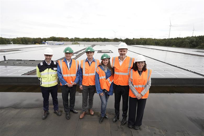 From left to right: Bert Goffings (site manager Genk SABIC), Jan Vesseur (CEO Solarge), Mayor of Genk Wim Dries, Syrah Nurski (Mayor for 1 day), Vincent Verbeke (CEO ENGIE Belgium), Lina Prada (Director Polymer Applications & Industry Solutions SABIC)
