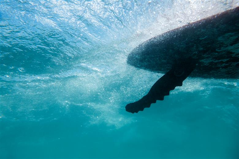 Inspired by the natural, dynamic design of humpback whale flippers, Kohola’s FlowTech 1 Single Fin utilizes the high performance and aesthetics of 50% glass filled Ixef® PARA from Syensqo for a more resource and cost efficient injection molded product. 
(Photo: Kohola Flow Tech)