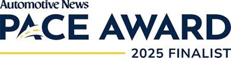 Brian Baleno, Head of Marketing Automotive bei Syensqo, zeigt ein Muster eines Ajedium™ PEEK-Folien-Slotliners, der als Finalist für die Automotive News PACE Pilot Awards 2025 nominiert wurde. (Foto: Syensqo, PR038)