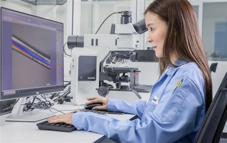 PFAS-free AddWorks PPA delivers efficient shark skin control, enhances extrusion processability, resulting in best-in-class film surface properties. 
© Clariant 