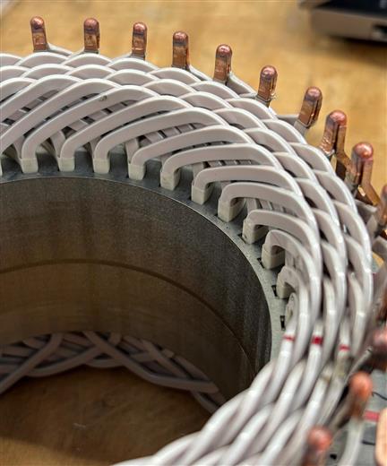 Statore del motore elettrico Mavel con isolanti di cava in Ajedium™ PEEK e isolamento per filo magnetico KetaSpire® PEEK. (Foto: Mavel)